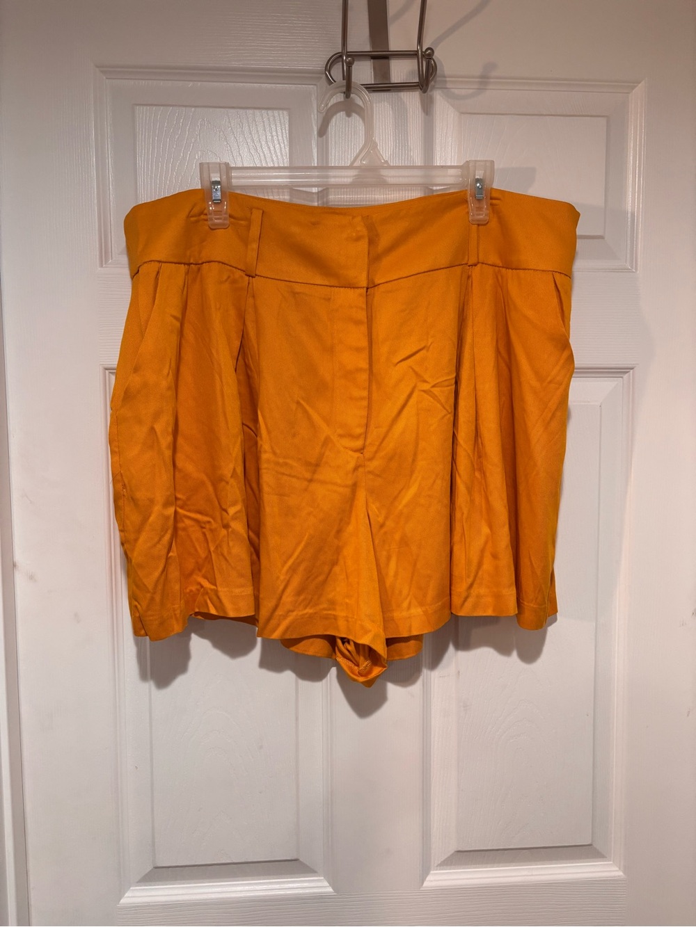 NEW YORK & COMPANY NWT Women’s Mustard Yellow Flat-Front Dress Shorts *w/flaw*